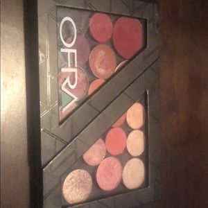 Single shadows in Ofra cosmetics magnetic palette